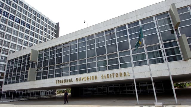 Fachada do prédio-sede do Tribunal Superior Eleitoral, em Brasília, com o nome do órgão em letras douradas