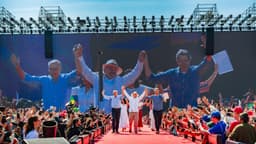 Lula acena para multidão durante lançamento oficial da campanha em São Bernardo do Campo, foto de arquivo