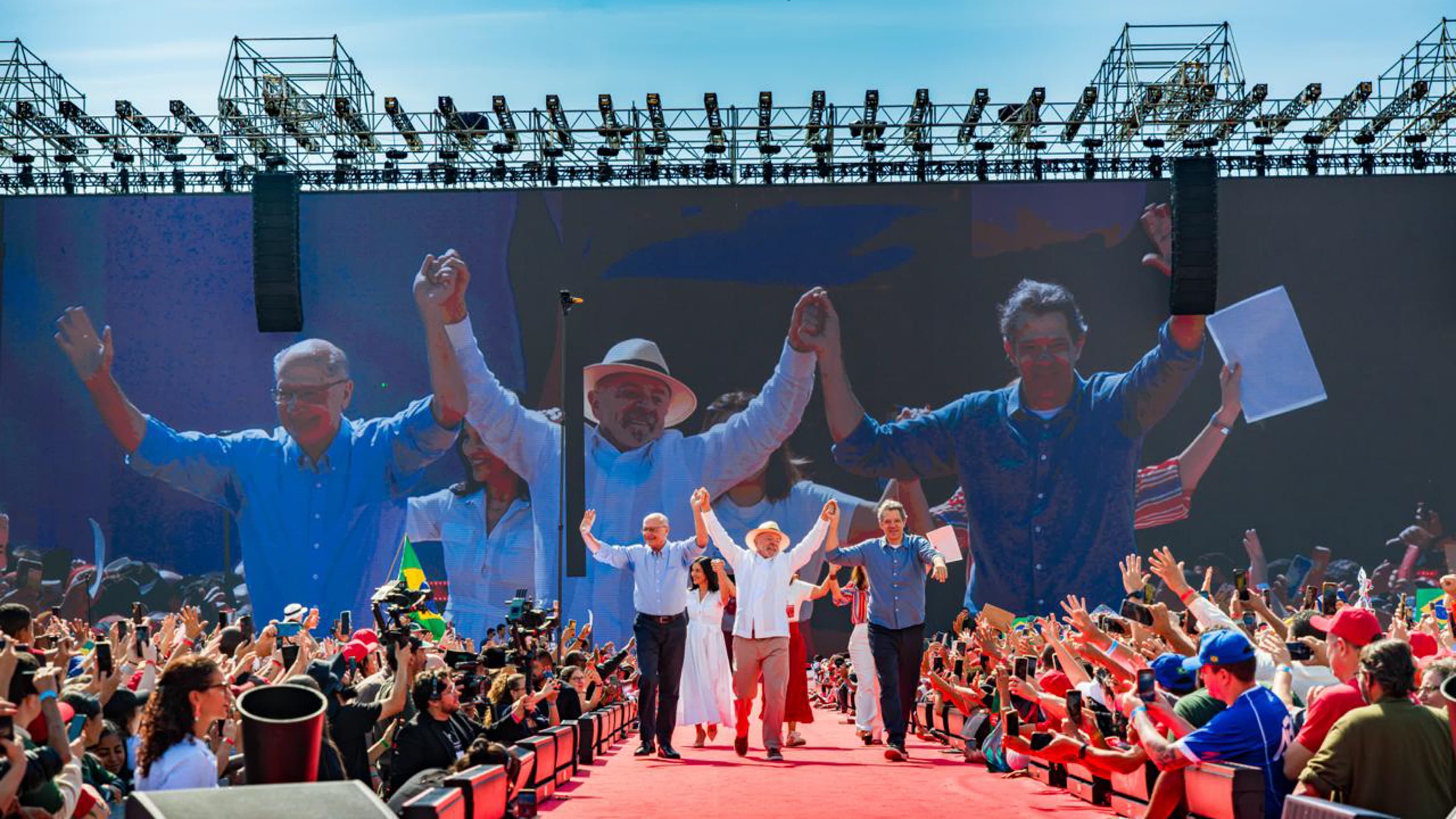 Lula acena para multidão durante lançamento oficial da campanha em São Bernardo do Campo, foto de arquivo