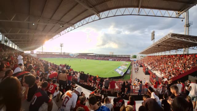 Torcida lotando o estádio Antônio Accioly, em Goiânia, em dia de jogo do Atlético-GO