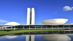 Fachada do Congresso Nacional, em Brasília, com as duas torres e os plenários da Câmara e do Senado