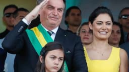 Michelle Bolsonaro ao lado de Jair Bolsonaro e da filha Laura, em foto de arquivo