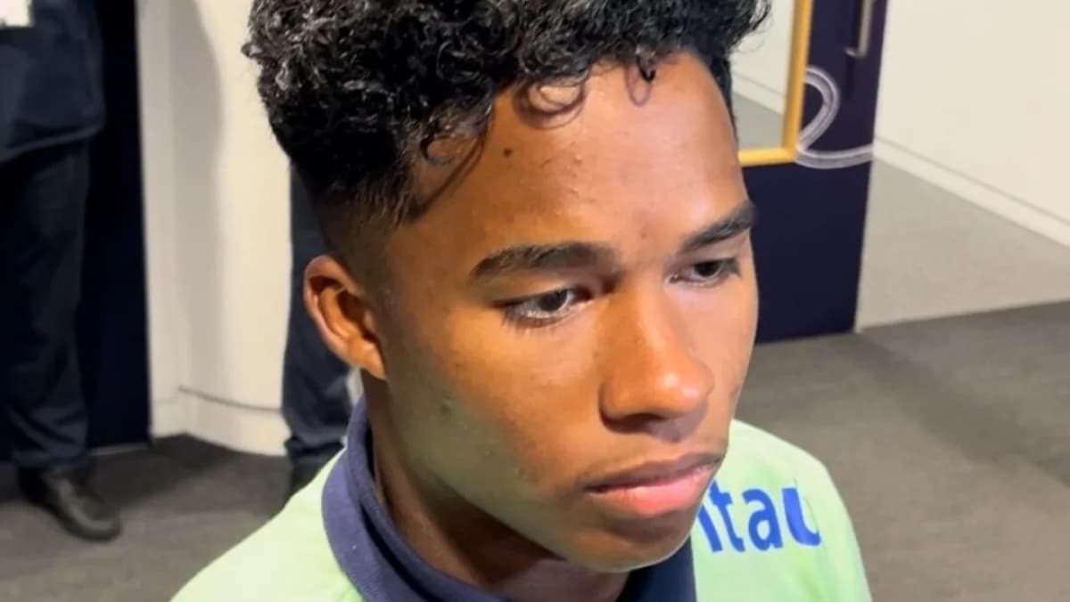 Endrick concentrado durante jogo pela Seleção Brasileira