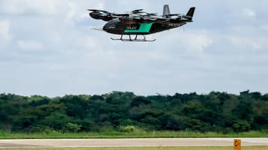 Protótipo do eVTOL Eve, da Embraer, em voo de teste (foto de arquivo, março de 2026)
