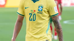 Lucas Paquetá em campo com a camisa da seleção brasileira