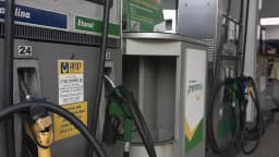 Bomba de combustível em posto de gasolina no Rio de Janeiro, com mangueiras de gasolina, etanol e diesel