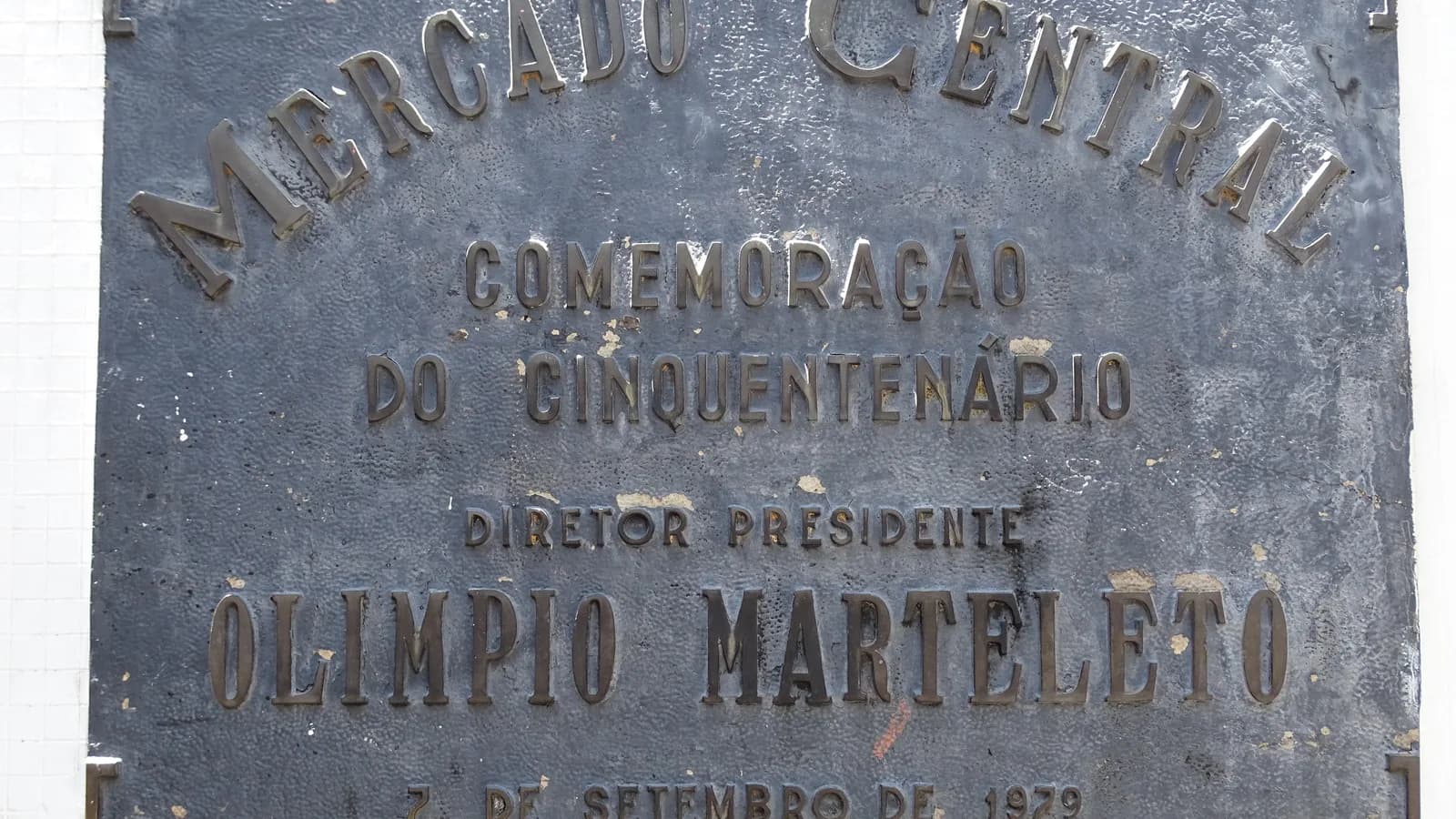 Placa comemorativa do cinquentenário do Mercado Central de Belo Horizonte