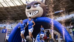 Jogadores do Cruzeiro entram em campo no Mineirão com o mascote, em imagem de arquivo da partida contra o Botafogo em que Sinisterra se lesionou