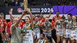 Jogadoras e comissão técnica do Sampaio Basquete comemoram com o troféu erguido, de medalha no peito, diante do painel da Liga de Basquete Feminino 2026 na quadra