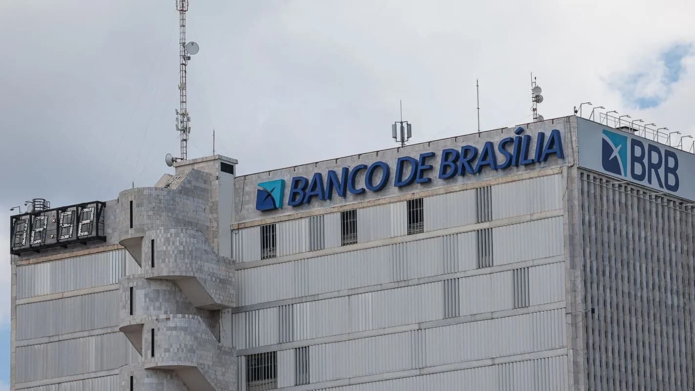 Fachada do prédio-sede do BRB (Banco de Brasília), com logotipo visível