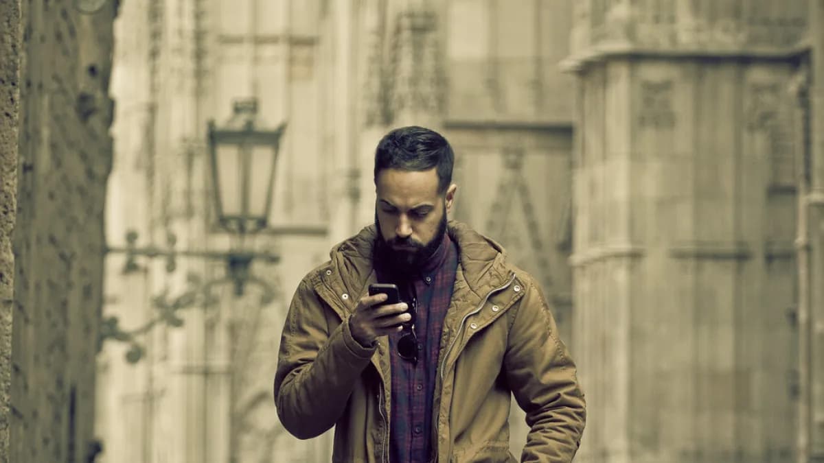 Pessoa usando telefone celular na rua