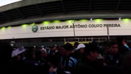 Torcedores do Grêmio em frente ao estádio Major Antônio Couto Pereira, em Curitiba