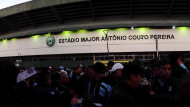 Torcedores do Grêmio em frente ao estádio Major Antônio Couto Pereira, em Curitiba