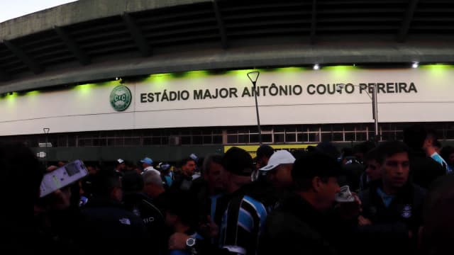 Torcedores do Grêmio em frente ao estádio Major Antônio Couto Pereira, em Curitiba