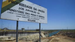Placa da Usina Hidrelétrica de Sobradinho (BA) com o nível baixo do reservatório ao fundo, durante a seca do El Niño de 2015 (foto de arquivo)