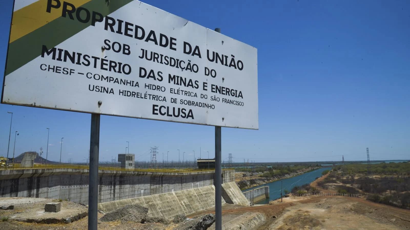 Placa da Usina Hidrelétrica de Sobradinho (BA) com o nível baixo do reservatório ao fundo, durante a seca do El Niño de 2015 (foto de arquivo)