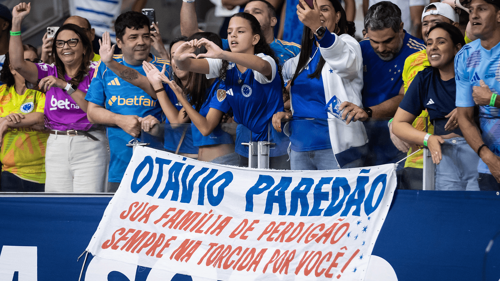 Torcida do Cruzeiro no Mineirão exibe faixa de apoio ao goleiro Otávio durante jogo anterior no estádio (imagem de arquivo)