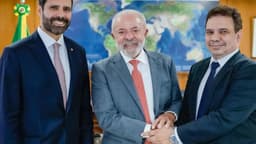 Wellington Lima e Silva, ministro da Justiça e Segurança Pública, cumprimenta o presidente Lula e o ex-ministro Ricardo Lewandowski em foto de arquivo de janeiro de 2026