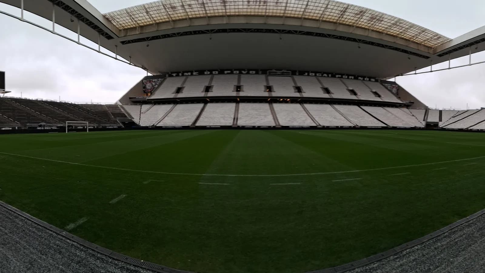 Vista panorâmica do gramado e das arquibancadas vazias da Neo Química Arena, estádio do Corinthians