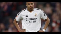 Kylian Mbappé em campo com a camisa do Real Madrid (imagem de arquivo)