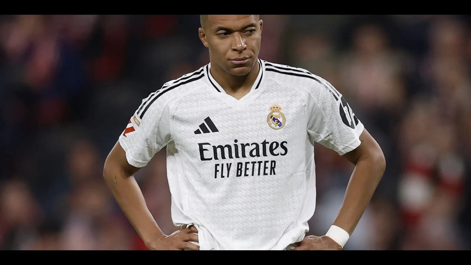 Kylian Mbappé em campo com a camisa do Real Madrid (imagem de arquivo)