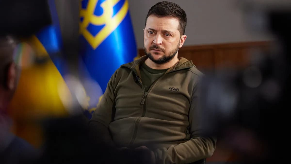 Volodymyr Zelensky concede entrevista diante de bandeiras da Ucrânia