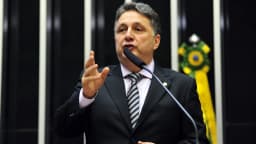 Anthony Garotinho discursa em plenário com microfone