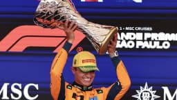 Piloto ergue troféu no pódio do GP do Brasil de Fórmula 1
