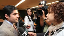 ACM Neto concede entrevista a jornalistas cercado por microfones e câmeras