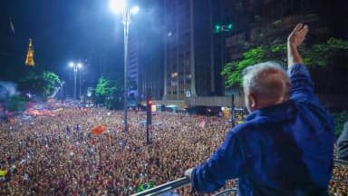 Lula acena de costas para multidão na Avenida Paulista, em São Paulo (foto de arquivo, 30 de outubro de 2022)