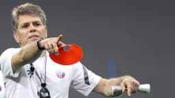 O técnico Paulo Autuori gesticula durante treino, apontando com um cone de treinamento na mão