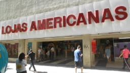 Fachada de loja da Lojas Americanas em via comercial movimentada