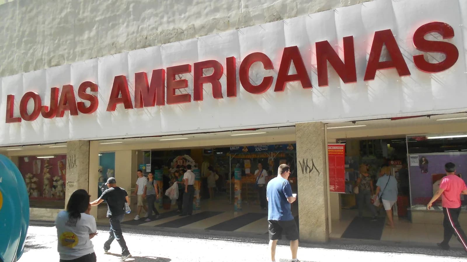 Fachada de loja da Lojas Americanas em via comercial movimentada