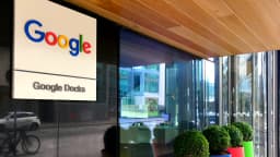 Logotipo do Google na fachada de vidro de um escritório da empresa