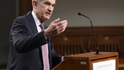 Jerome Powell, presidente do Federal Reserve, discursa em púlpito de madeira diante de microfone