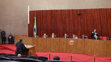 Sessão plenária do Tribunal Superior Eleitoral, com ministros à mesa