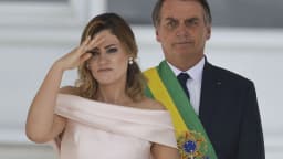 Michelle Bolsonaro discursa em Libras ao lado de Jair Bolsonaro, foto de arquivo