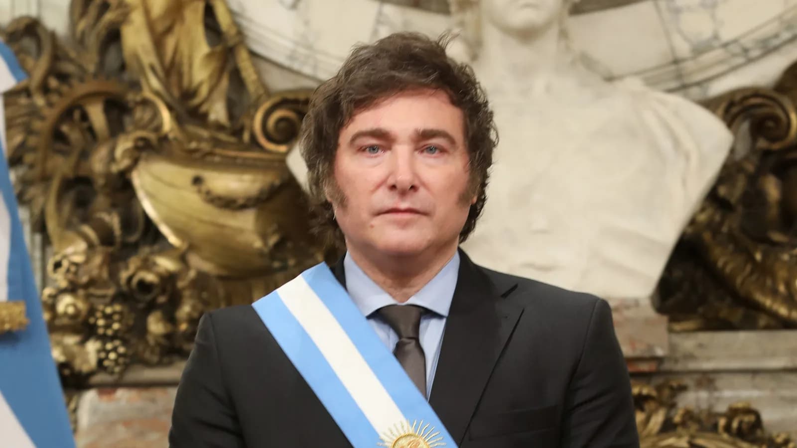 O presidente da Argentina, Javier Milei, usa a faixa presidencial em cerimônia no Salão Branco da Casa Rosada