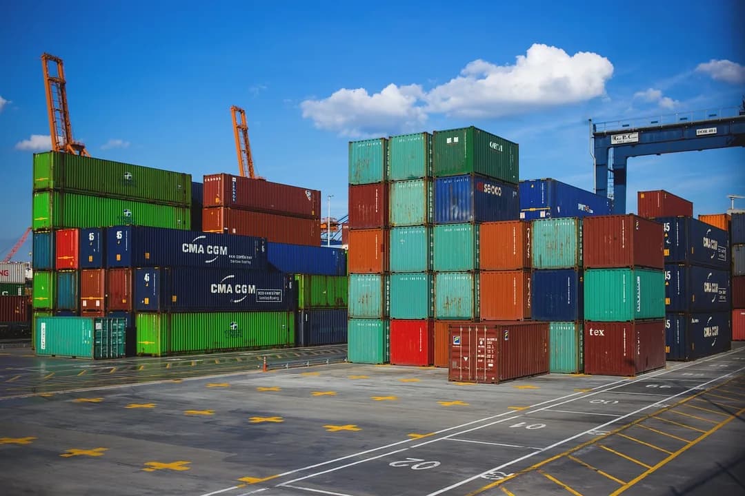 Imagem ilustrativa: port, pier, cargo containers, crate, export, freight, import, shipping industry, industry, outdoors, shipping containers, storage, warehouse, port, port, port,