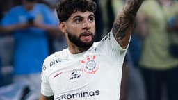 Yuri Alberto comemora gol com a camisa do Corinthians, apontando para cima
