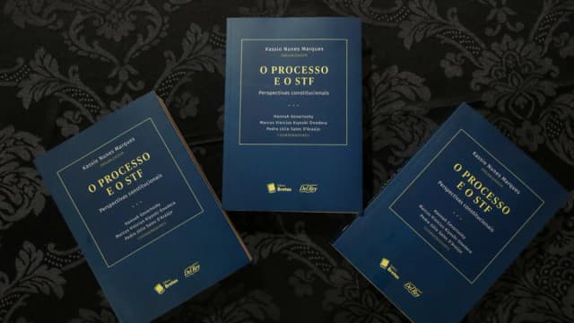 Capa do livro do ministro Kassio Nunes Marques, presidente do TSE, em evento de lançamento
