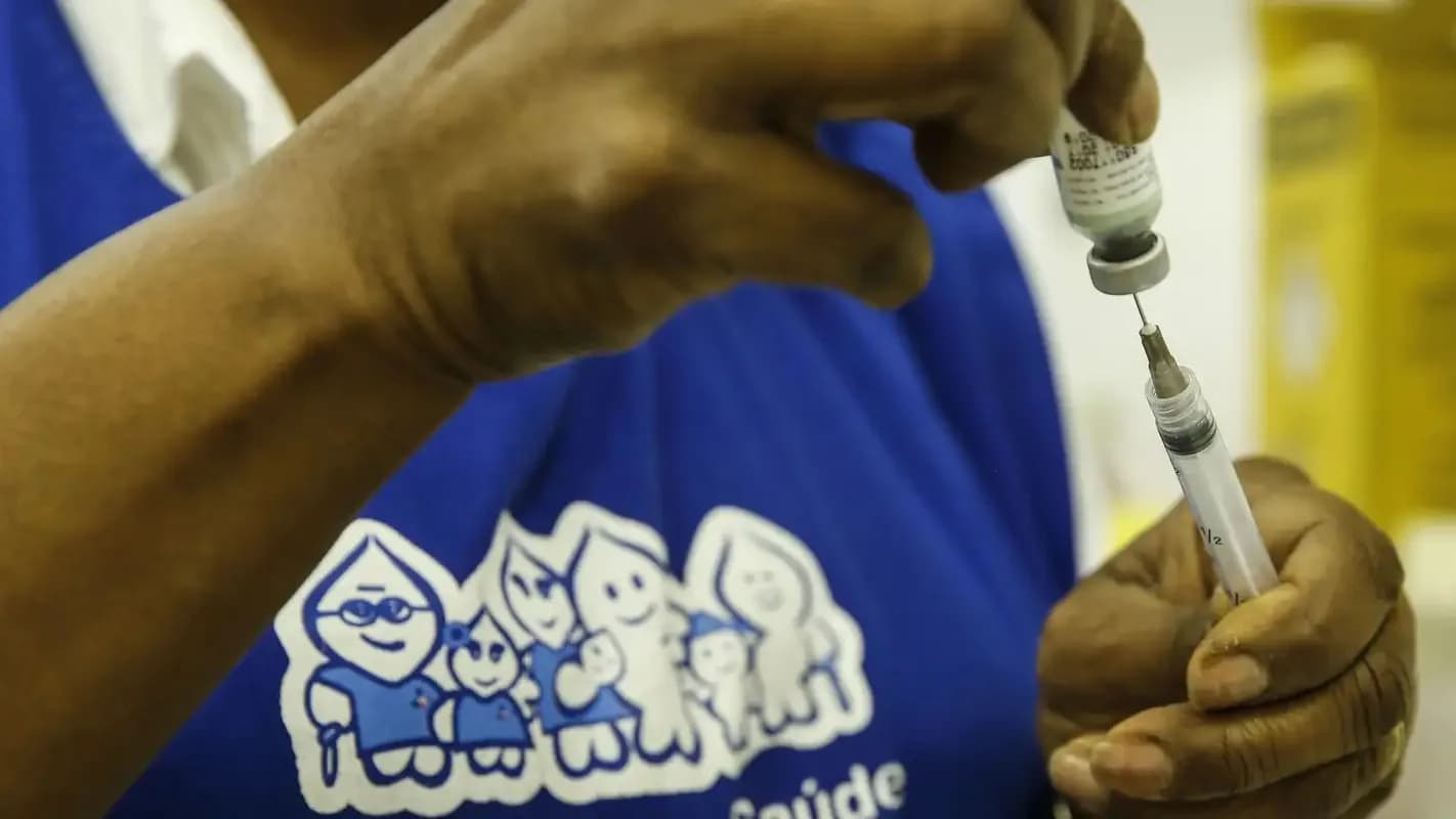Profissional de saúde segura seringa de vacina