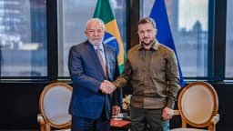 O presidente Lula cumprimenta o presidente da Ucrânia, Volodymyr Zelensky, em encontro bilateral (foto de arquivo, 2023)