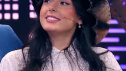 A cantora Ana Castela sorri em participação em programa de TV