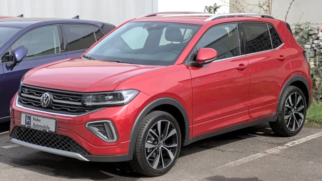 Volkswagen T-Cross vermelho estacionado, visto em ângulo frontal lateral