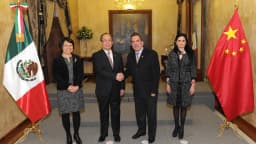 Diplomata chinês Qiu Xiaoqi cumprimenta autoridade em evento oficial