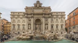 Vista frontal da Fontana di Trevi, em Roma, com suas esculturas de mármore