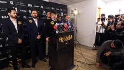 Renan Santos discursa em coletiva de imprensa com material de campanha ao fundo