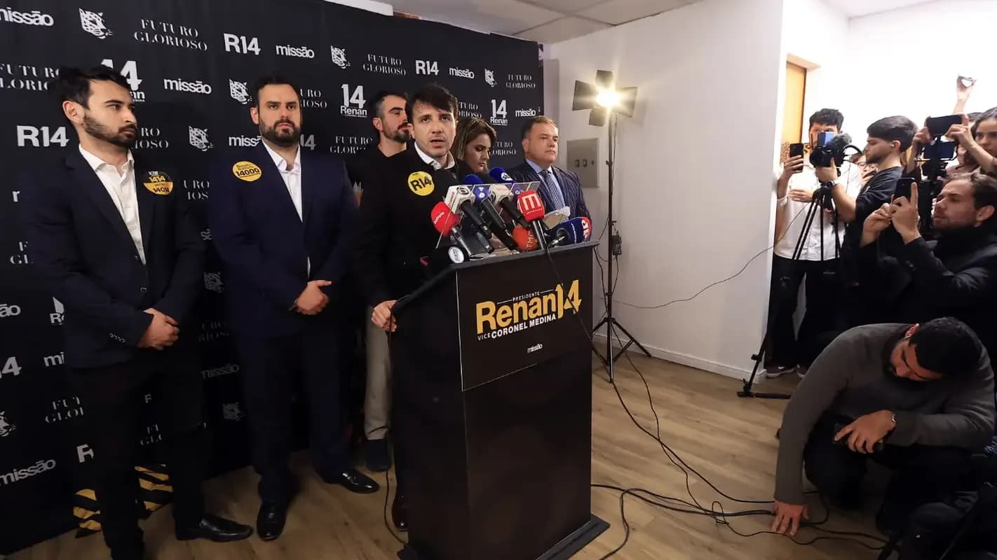 Renan Santos discursa em coletiva de imprensa com material de campanha ao fundo