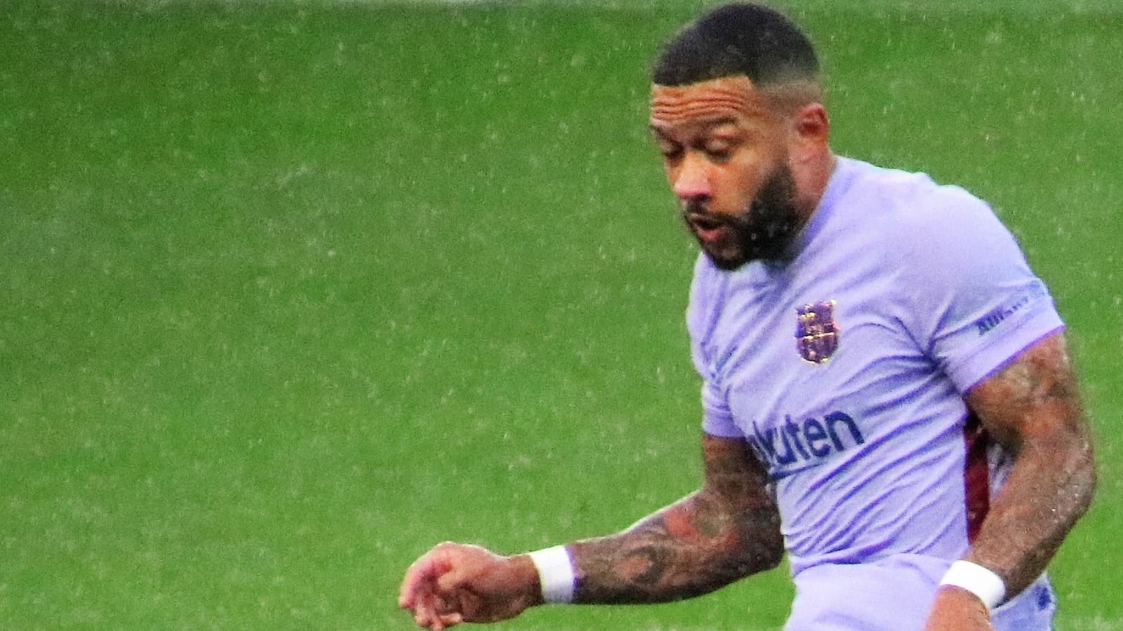 Memphis Depay chuta a bola em partida pelo Barcelona (foto de arquivo, 2021)